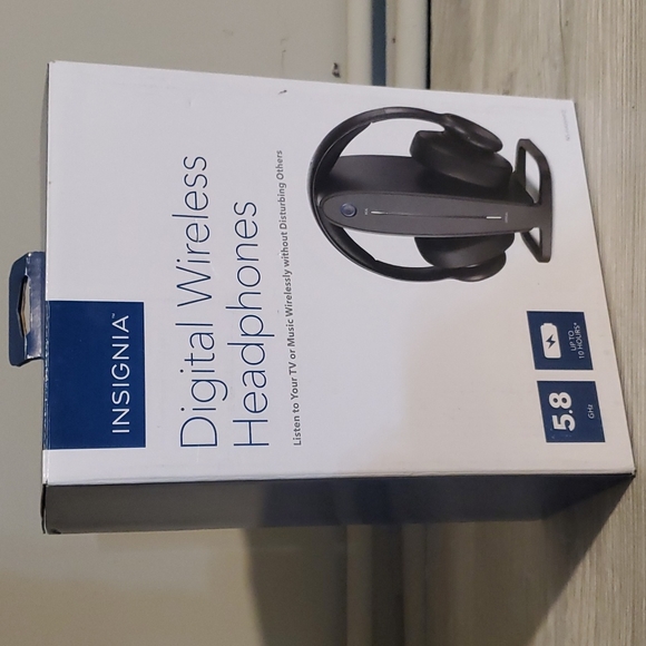 Insignia - NS-HAWHP2 RF Wireless Over-The-Ear Headphones - Black - Picture 1 of 2